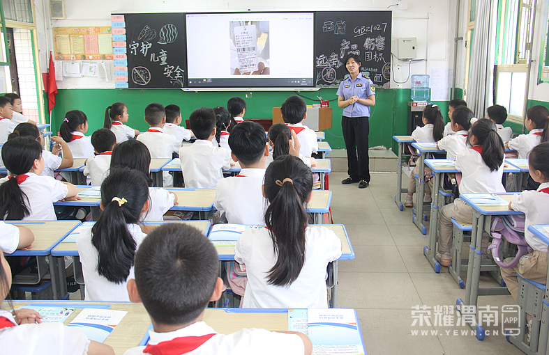 九游娱乐平台：守护儿童安全远离产品伤害——市区两级市场监管局联合开展“儿童用品安全校园行”活动(图1)