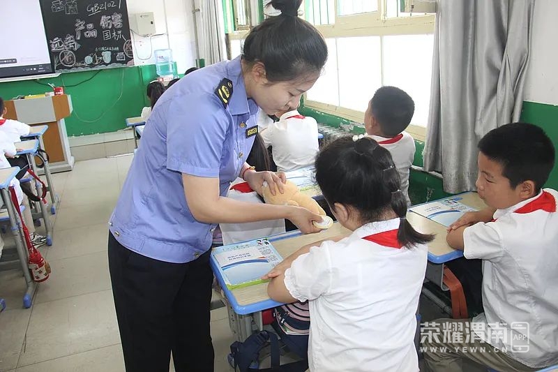 九游娱乐平台：守护儿童安全远离产品伤害——市区两级市场监管局联合开展“儿童用品安全校园行”活动(图2)