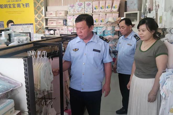 九游娱乐网站：无棣县市场监管局信阳市场监管所开展儿童及婴幼儿服装质量监督检查(图1)