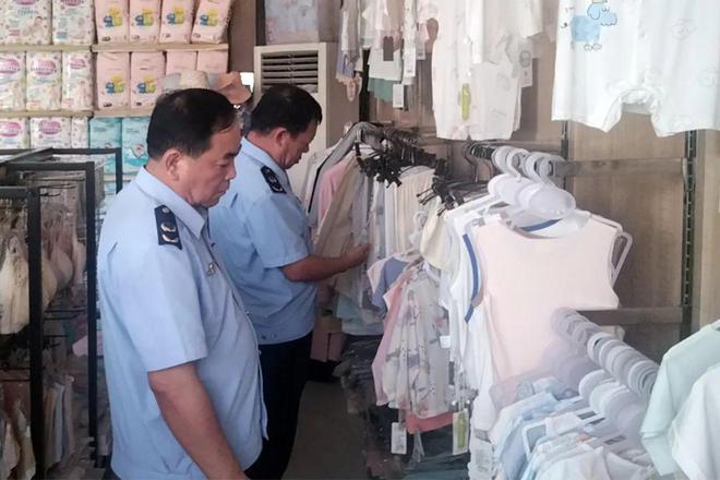 九游娱乐网站：无棣县市场监管局信阳市场监管所开展儿童及婴幼儿服装质量监督检查(图2)