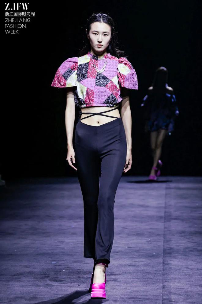 九游娱乐网站：环保生态面料时装呈现高级中国美学…2024SS浙江国际时尚周发布合集(图6)