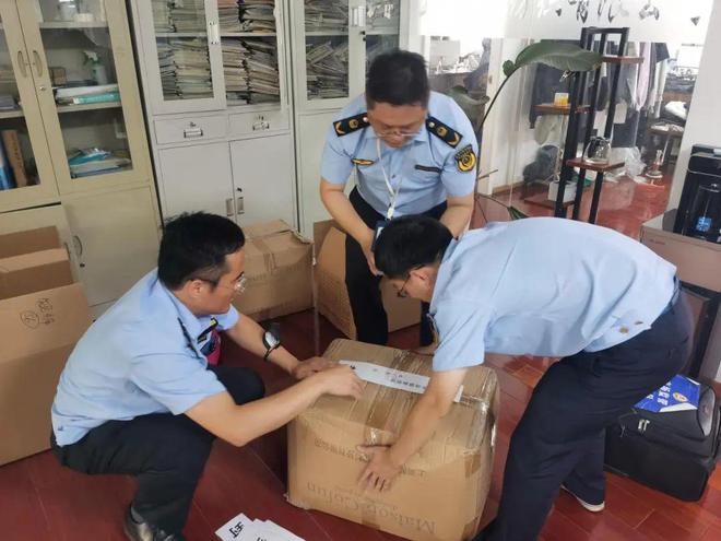 九游娱乐网站：开学在即市局执法总队严查“山寨”校服(图1)