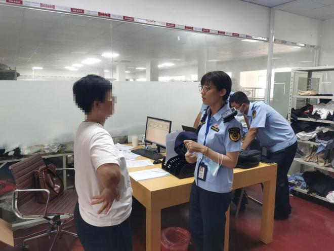 九游娱乐网站：开学在即市局执法总队严查“山寨”校服(图4)