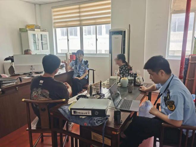 九游娱乐网站：开学在即市局执法总队严查“山寨”校服(图3)