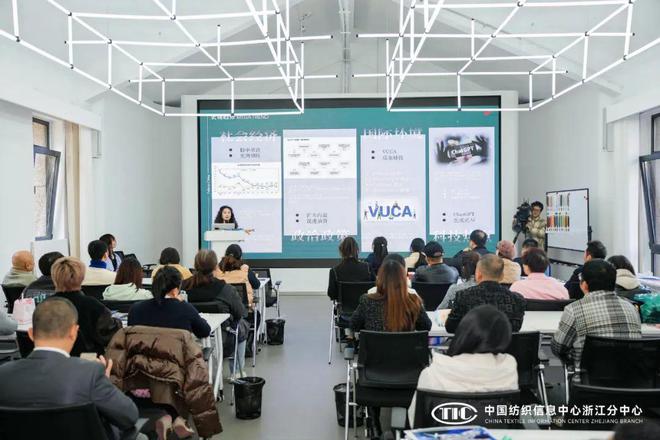 九游娱乐平台：以趋势引领时尚202425秋冬中国纺织面料流行趋势时尚沙龙启迪产品开发新思维(图8)