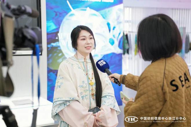 九游娱乐平台：以趋势引领时尚202425秋冬中国纺织面料流行趋势时尚沙龙启迪产品开发新思维(图9)