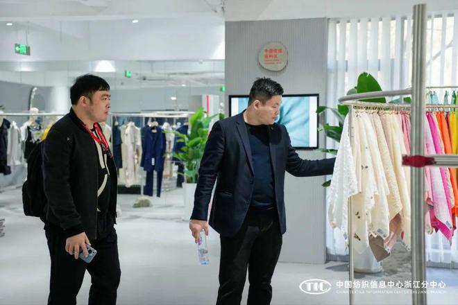 九游娱乐平台：以趋势引领时尚202425秋冬中国纺织面料流行趋势时尚沙龙启迪产品开发新思维(图6)