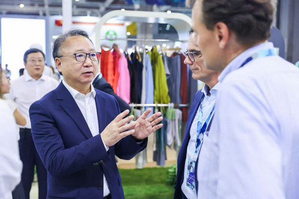 九游娱乐平台：兰精集团亮相2024intertextile秋冬面辅料展(图3)