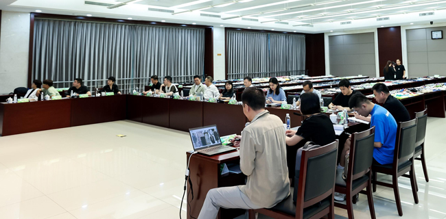 九游娱乐平台：焕新低碳设计推动绿色供给！2024第七届中国生态环保面料设计大赛于盛泽开评！(图2)