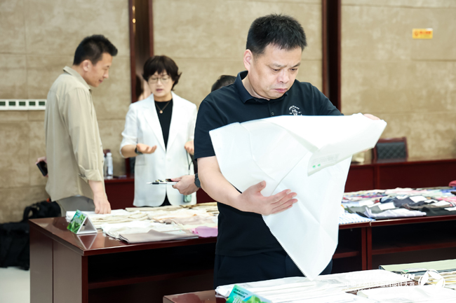 九游娱乐平台：焕新低碳设计推动绿色供给！2024第七届中国生态环保面料设计大赛于盛泽开评！(图14)