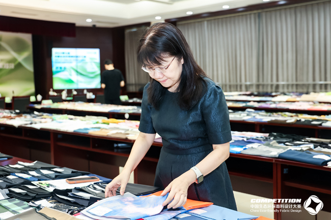 九游娱乐平台：焕新低碳设计推动绿色供给！2024第七届中国生态环保面料设计大赛于盛泽开评！(图17)