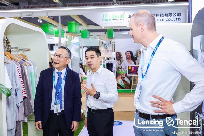 九游娱乐：绿风劲吹“碳”寻新路！兰精集团在2024intertextile秋冬面辅料展完美收官(图9)