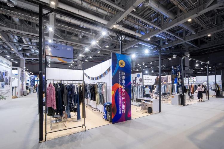九游娱乐网站：新华全媒+丨智慧衣橱、环保时装……从展会看服装业向“新”力_大众网(图3)