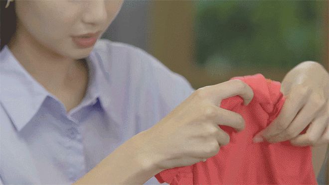 九游娱乐网站：科普实测丨秋天换装季育儿专家告诉你怎么给宝宝选衣服才安全！(图5)