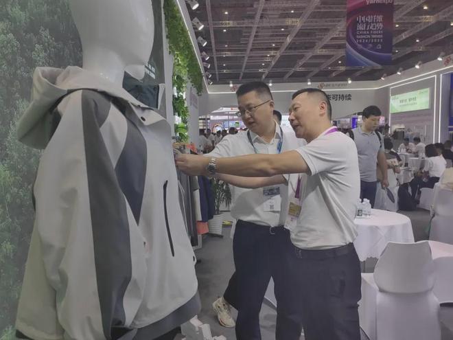 九游娱乐：向世界展示盛泽面料“硬核实力”2024秋冬面辅料展“盛泽展团”再启新程(图2)