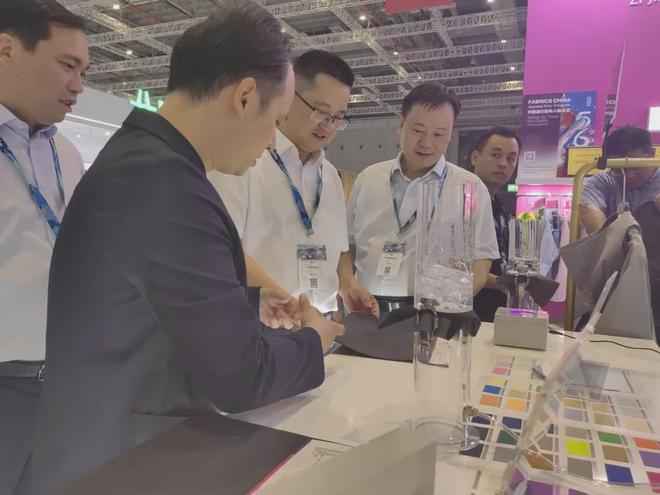 九游娱乐：向世界展示盛泽面料“硬核实力”2024秋冬面辅料展“盛泽展团”再启新程(图3)