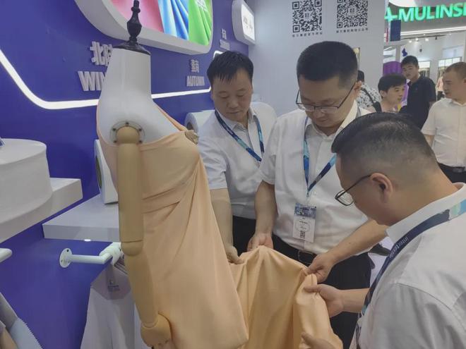 九游娱乐：向世界展示盛泽面料“硬核实力”2024秋冬面辅料展“盛泽展团”再启新程(图4)