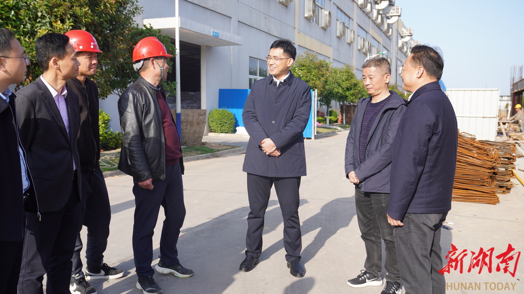 九游娱乐网站：一个“龙头”昂起一群企业奋起——澧县服装辅料产业集群观察(图3)