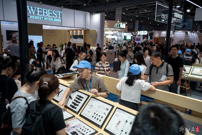 九游娱乐网站：环保、科技、时尚服装服饰展览会凸显中国服饰行业新基调(图2)