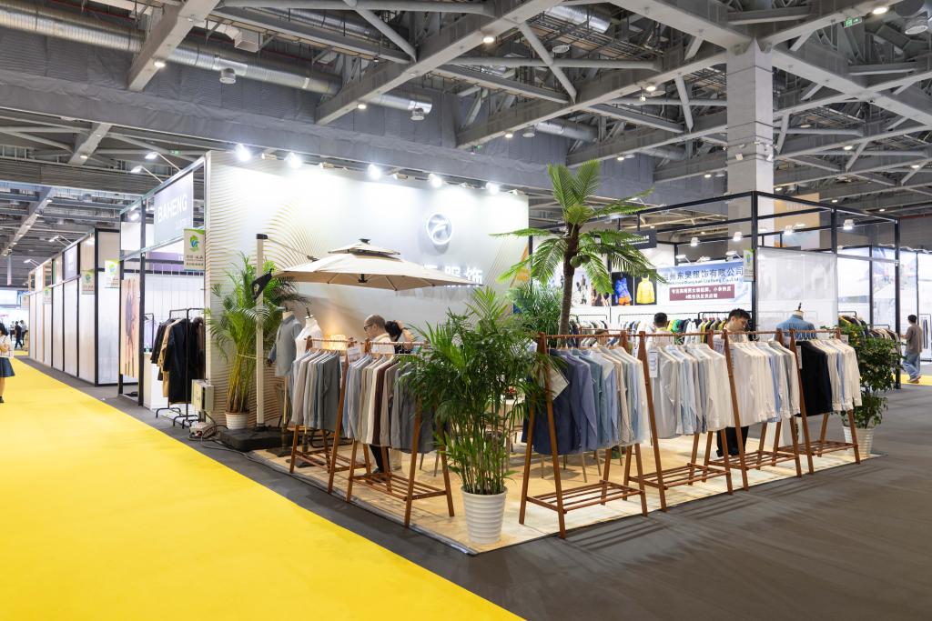九游娱乐网站：新华全媒+丨智慧衣橱、环保时装……从展会看服装业向“新”力(图1)