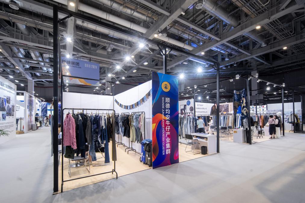 九游娱乐网站：新华全媒+丨智慧衣橱、环保时装……从展会看服装业向“新”力(图3)