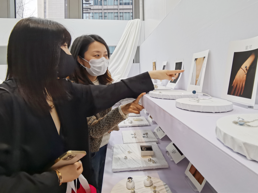 九游娱乐：长宁魅力在2024秋冬上海时装周上闪耀！(图1)