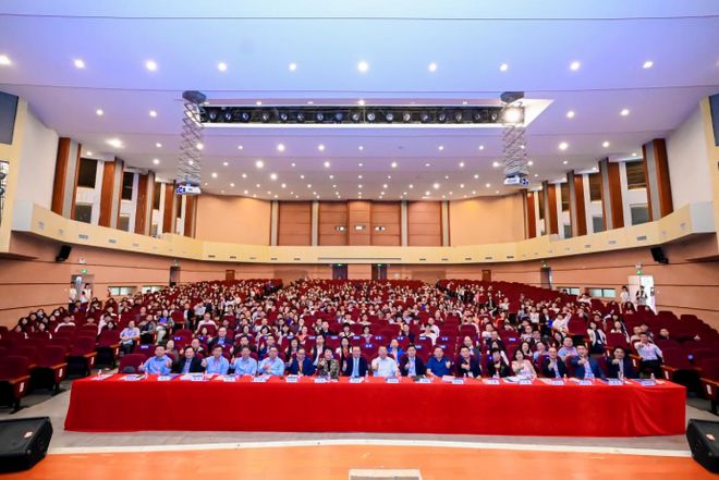 九游娱乐平台：创新引领绿色智能！2024中国静电纺丝非织造材料大会在广东江门召开(图2)