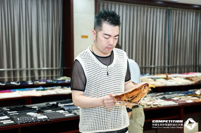 九游娱乐网站：绿色供给降碳减排2024第七届中国生态环保面料设计大赛于盛泽开评(图13)