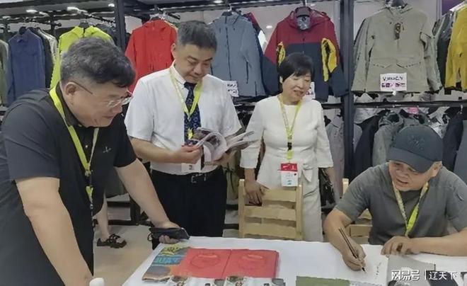 九游娱乐平台：中国国际纺织博览会：辽宁超鹏服饰“石墨烯”科技新品独领风骚(图4)