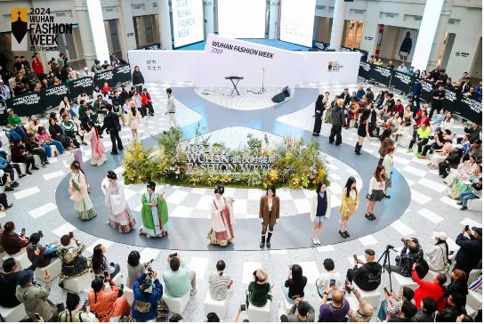 九游娱乐平台：秘境·新生2024武汉时装周将启程(图5)