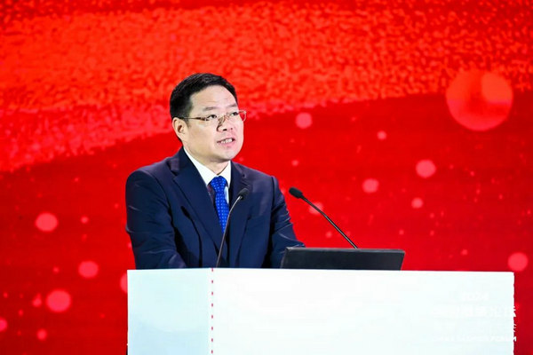 九游娱乐平台：“向新聚力质赢未来”2024中国服装论坛高精尖创新大会在于都召开(图2)