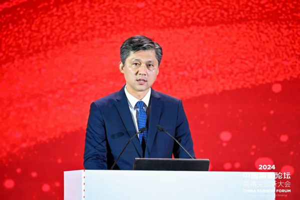 九游娱乐平台：“向新聚力质赢未来”2024中国服装论坛高精尖创新大会在于都召开(图3)