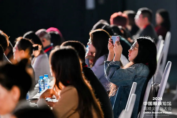 九游娱乐平台：“向新聚力质赢未来”2024中国服装论坛高精尖创新大会在于都召开(图17)