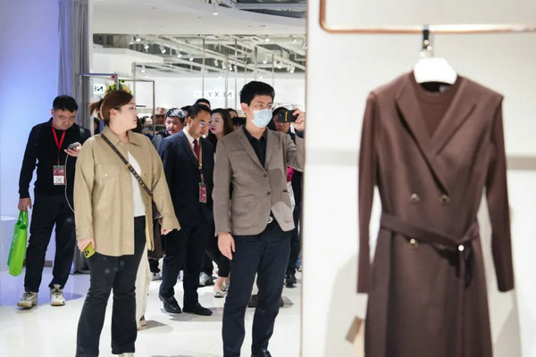 九游娱乐平台：“向新聚力质赢未来”2024中国服装论坛高精尖创新大会在于都召开(图28)