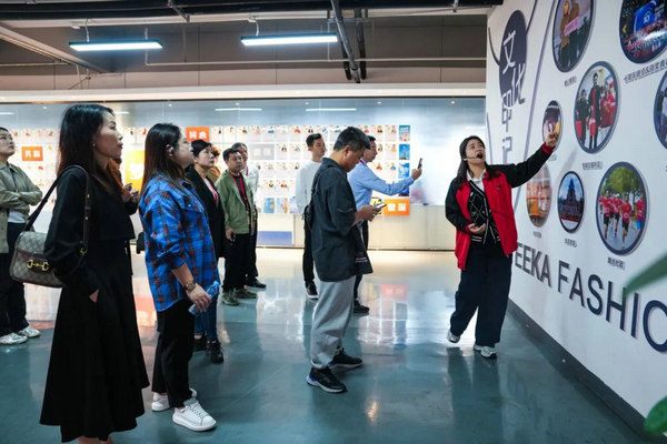 九游娱乐平台：“向新聚力质赢未来”2024中国服装论坛高精尖创新大会在于都召开(图29)