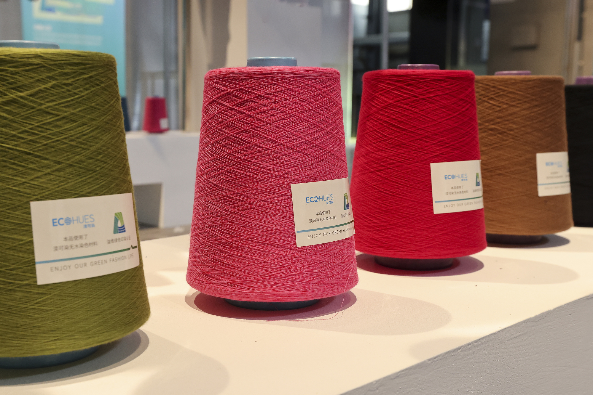 九游娱乐：亮相上海时装周杨敏德畅谈纺织业可持续理念(图1)