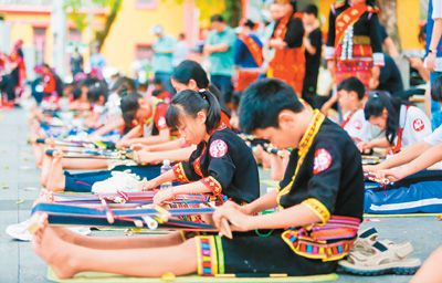 九游娱乐：人民日报海外版：黎锦披彩五指山（非遗焕彩新时代）(图1)