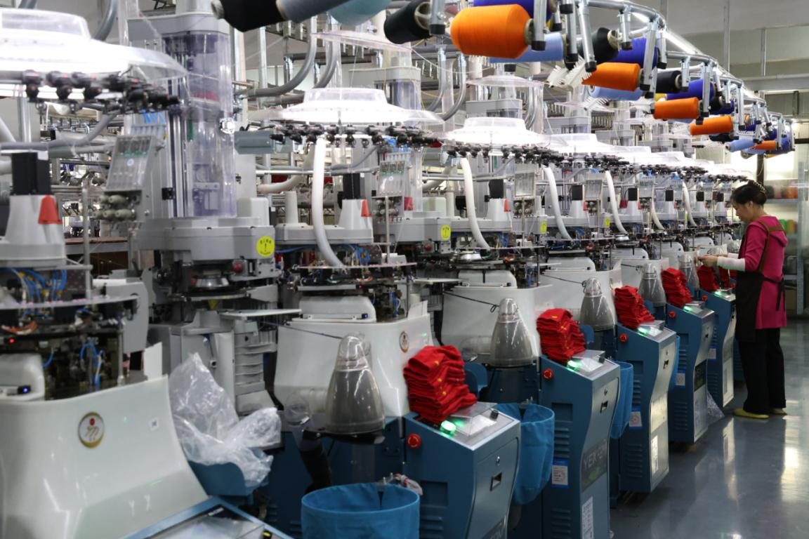 九游娱乐平台：“小袜子”织出乡村振兴“大产业”(图2)