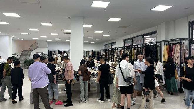 九游娱乐网站：供需两端的“双向奔赴”百余企业海宁产业溯源之旅活动成功举行(图3)