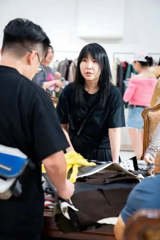 九游娱乐网站：供需两端的“双向奔赴”百余企业海宁产业溯源之旅活动成功举行(图4)