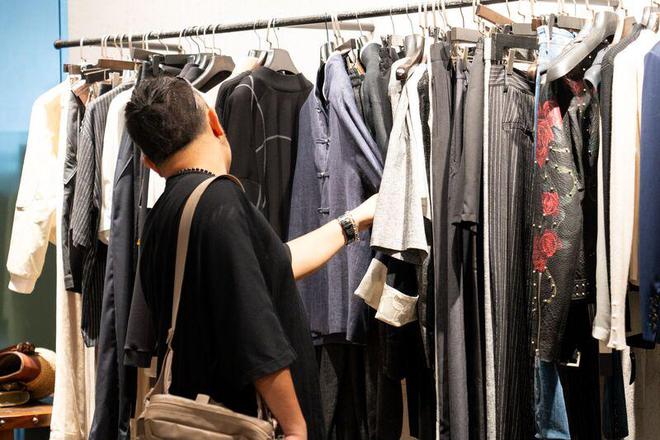 九游娱乐网站：供需两端的“双向奔赴”百余企业海宁产业溯源之旅活动成功举行(图2)