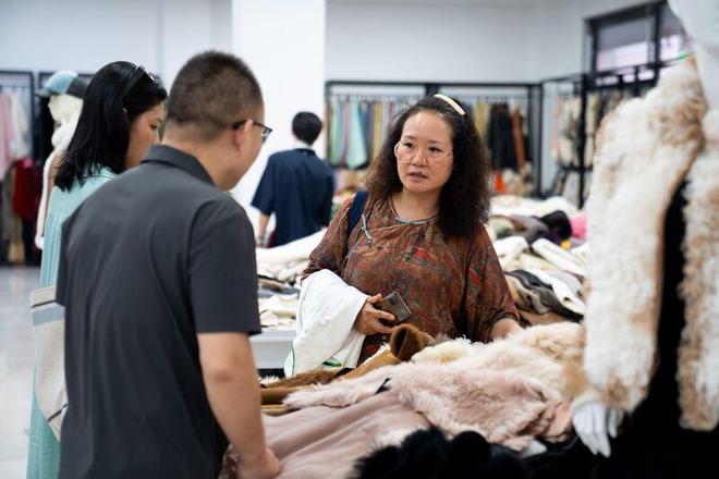 九游娱乐网站：供需两端的“双向奔赴”百余企业海宁产业溯源之旅活动成功举行(图1)