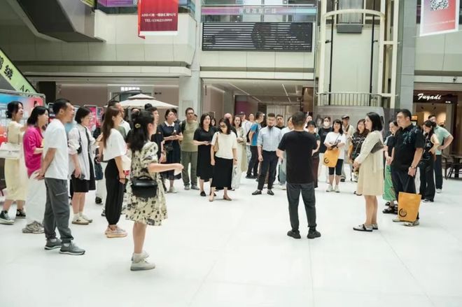 九游娱乐网站：供需两端的“双向奔赴”百余企业海宁产业溯源之旅活动成功举行(图5)