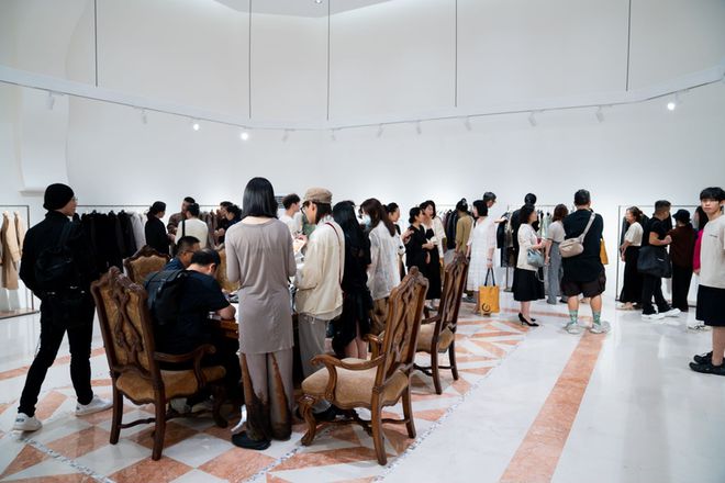 九游娱乐网站：供需两端的“双向奔赴”百余企业海宁产业溯源之旅活动成功举行(图7)