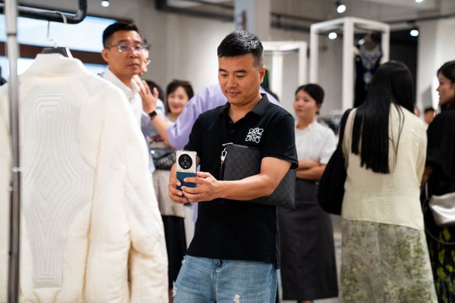 九游娱乐网站：供需两端的“双向奔赴”百余企业海宁产业溯源之旅活动成功举行(图8)