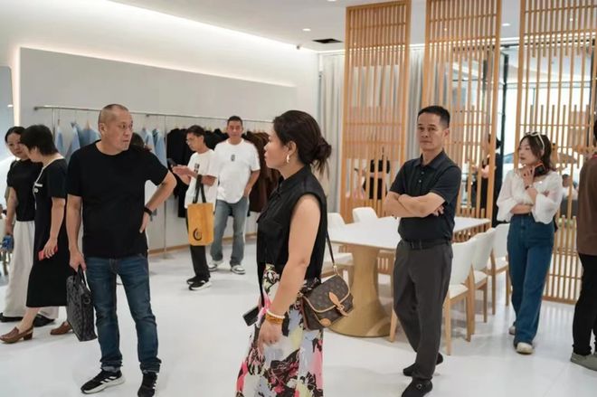 九游娱乐网站：供需两端的“双向奔赴”百余企业海宁产业溯源之旅活动成功举行(图6)