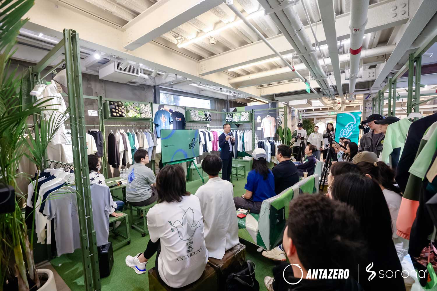 九游娱乐网站：SORONA联合安踏0碳使命店点燃城市「绿动好乐Day」(图2)