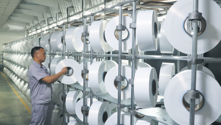 九游娱乐网站：湖北房县：一根纱线织就发展新篇章(图2)