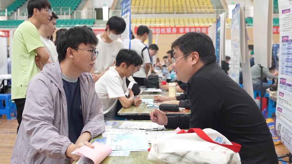 九游娱乐网站：多措并举打好稳就业“组合拳”(图2)