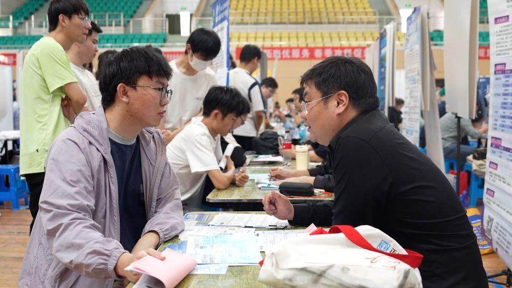 九游娱乐：新华视点｜多措并举打好稳就业“组合拳”(图2)